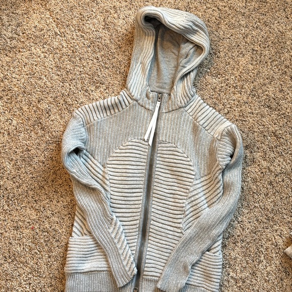 EUC lululemon sweater / sweatshirt size medium - Picture 1 of 3